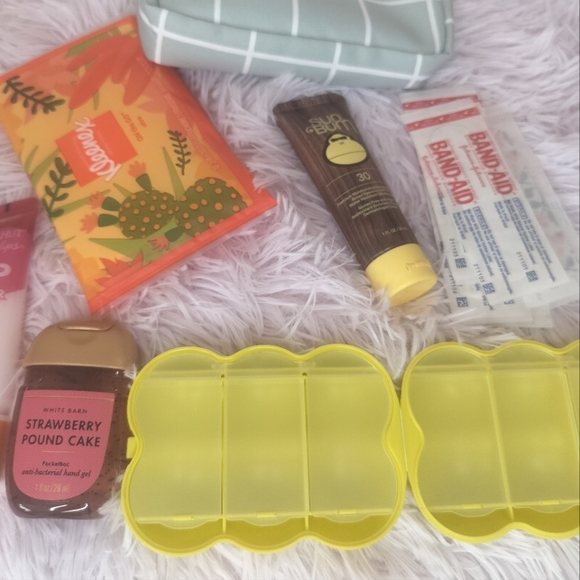 🚗 Car Kit! 💓 Mint Plaid Bag filled with On The Go Essentials! ✨ - Picture 6 of 6